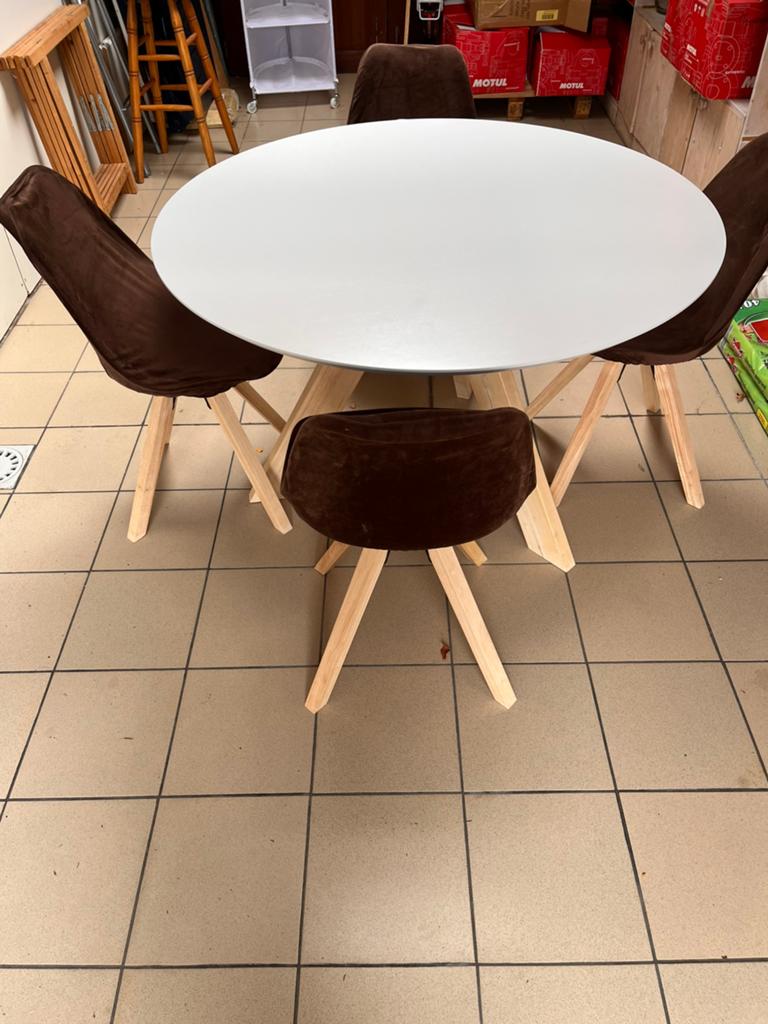 Tafel en 4 stoelen, Huis en Inrichting, Ophalen, Zo goed als nieuw