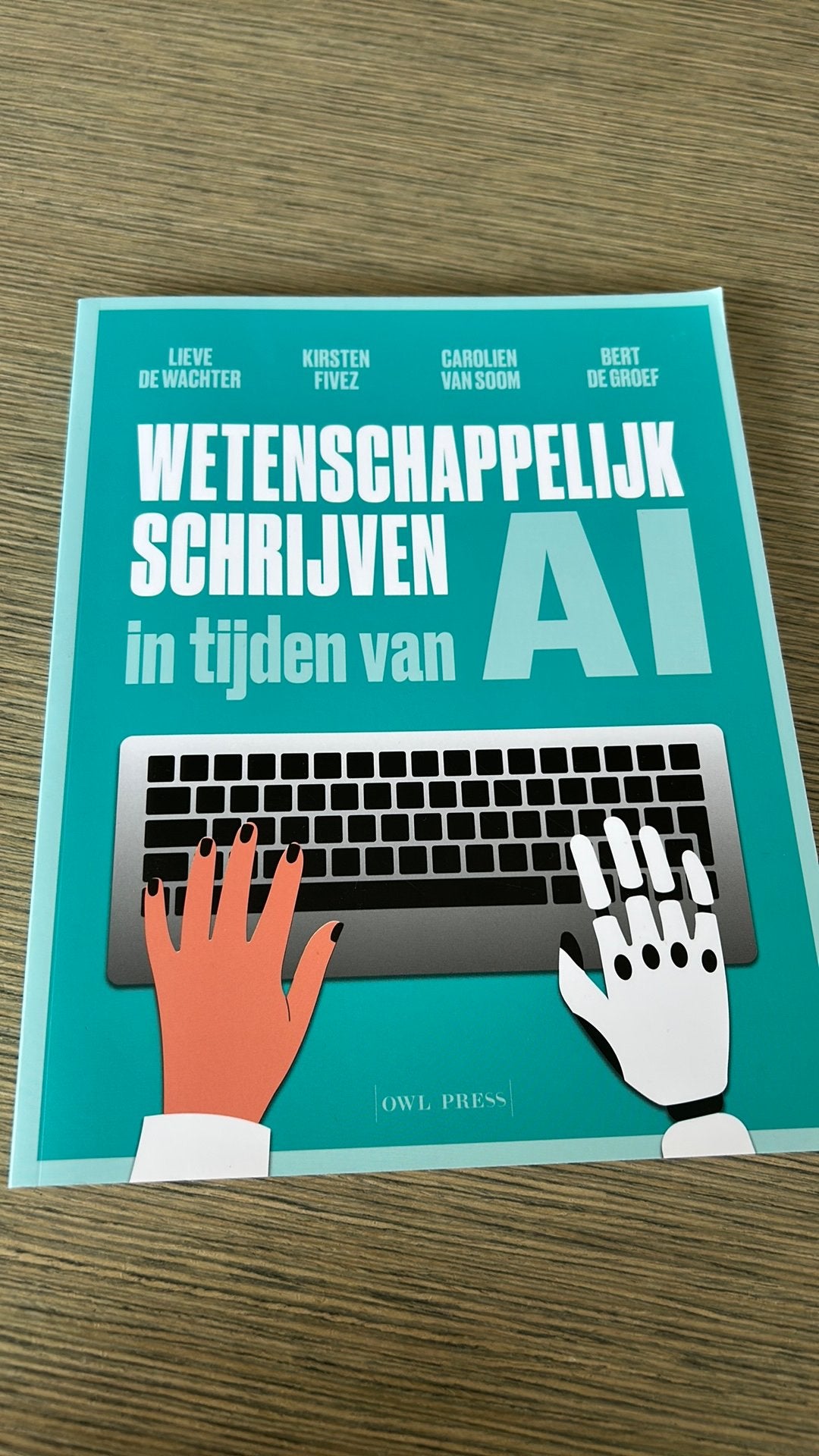 Wetenschappelijk schrijven in tijden van AI, Ophalen of Verzenden, Lieve De Wachter