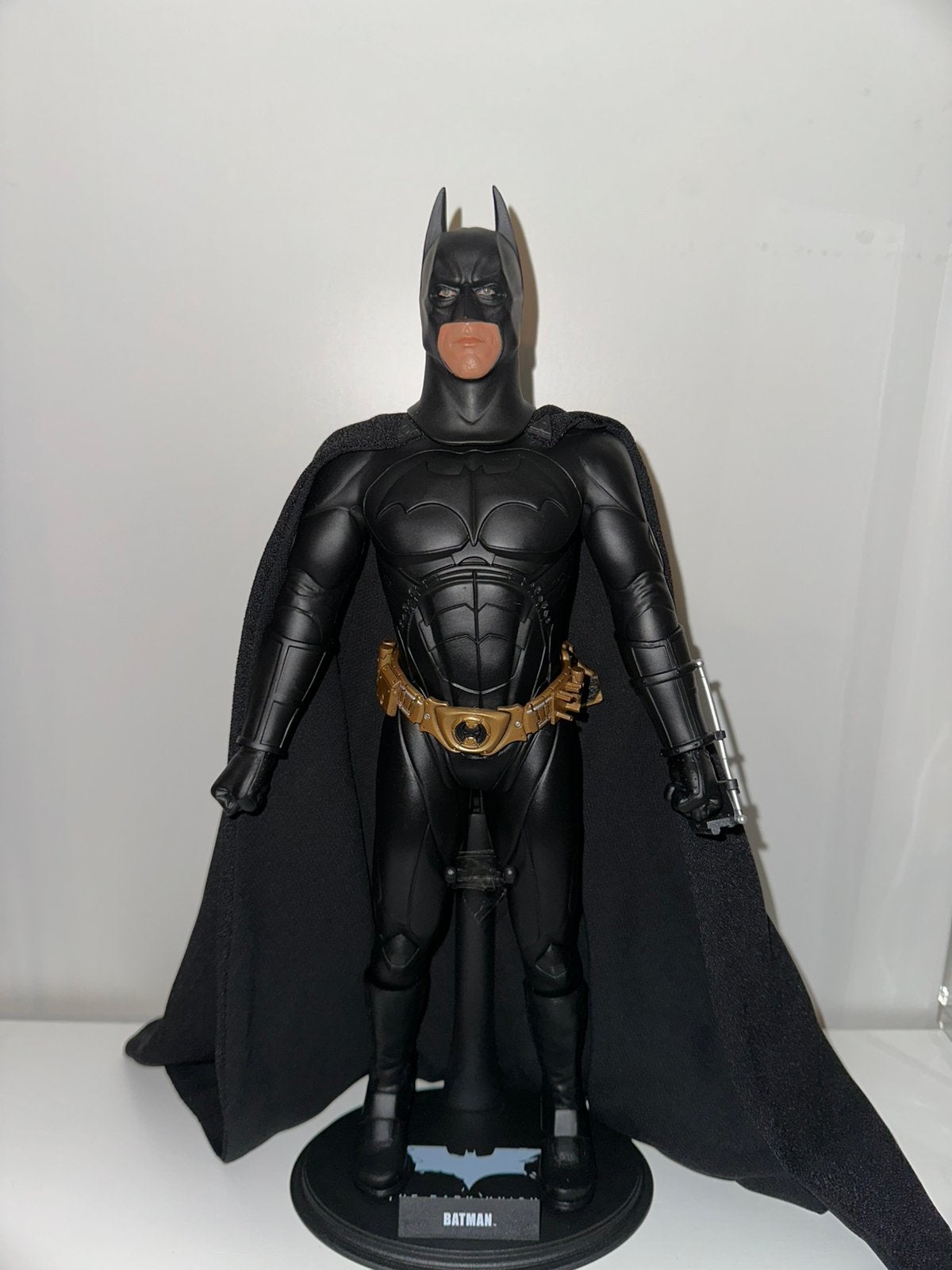 Batman begins dark knight mms67 original costume hot toys, Enlèvement ou Envoi, Comme neuf, Film, Figurine ou Poupée