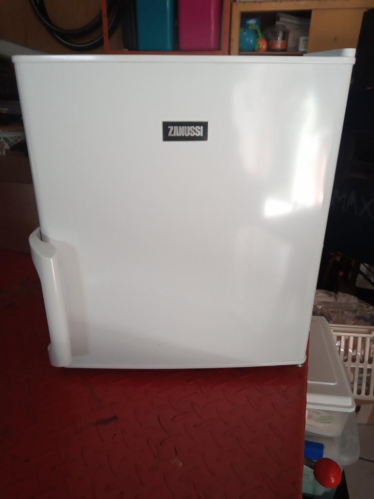 Mini congélateur zanussi / janvier 2025, Electroménager, Avec compartiment congélateur, Comme neuf, Moins de 45 cm, Moins de 85 cm