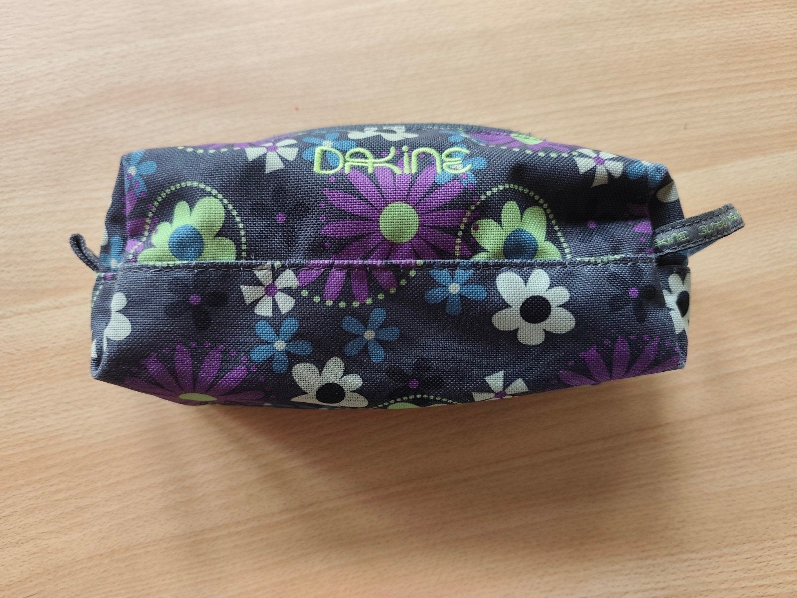 plumier / etui Dakine fleuri, Divers, Fournitures scolaires, Enlèvement ou Envoi, Comme neuf
