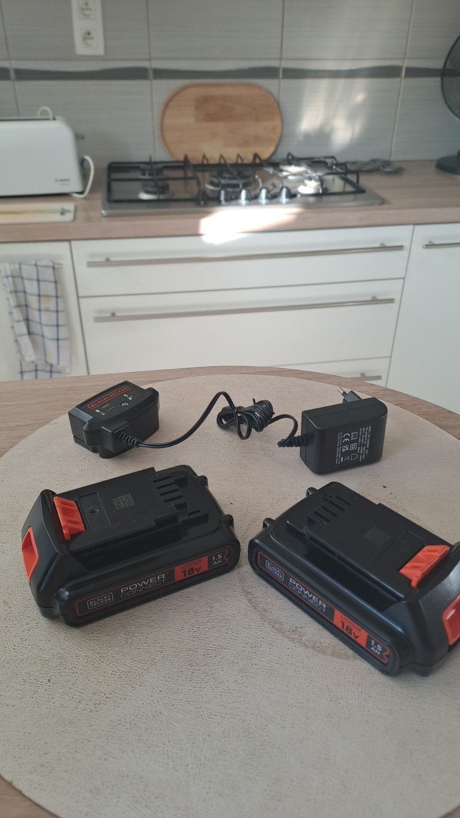 Kit chargeur  et 2 batteries 18V Black & Decker, Bricolage & Construction, Enlèvement