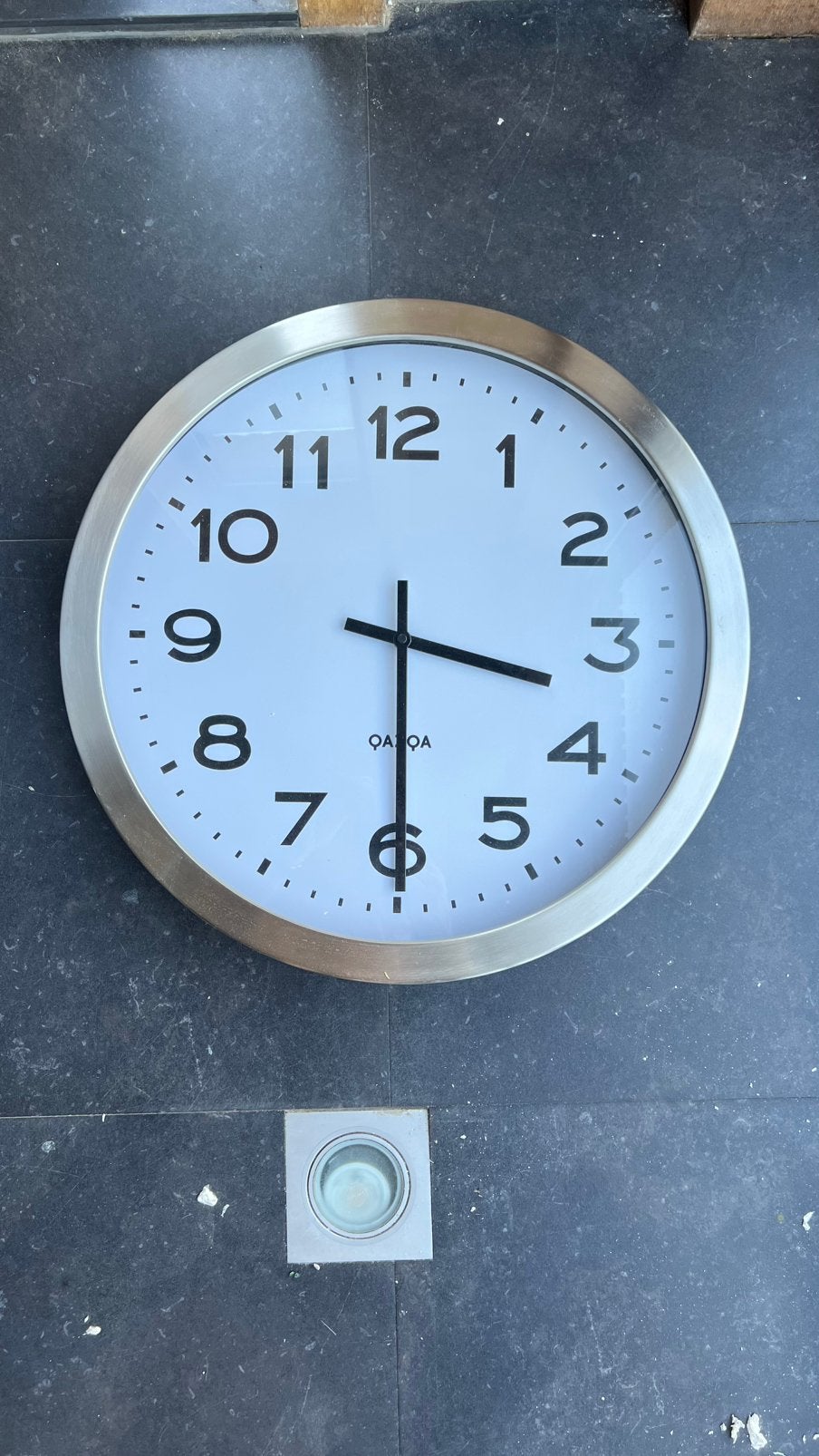 Grote wandklok - 50 cm diameter, op AA batterij €, Enlèvement, Comme neuf, Horloge murale