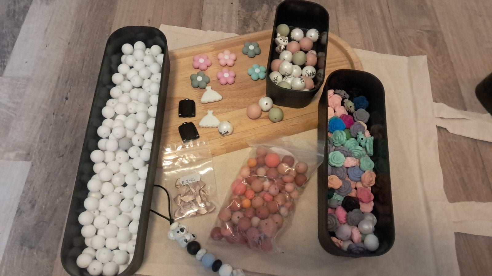 Lot 300+ siliconen kralen + roosjes bloemen + naam kr, Ophalen of Verzenden, Nieuw, Draad