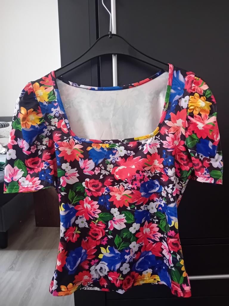 Gekleurde topje met korte mouwen voor dames €2.00, Ophalen, Zo goed als nieuw, Maat 36 (S), Korte mouw