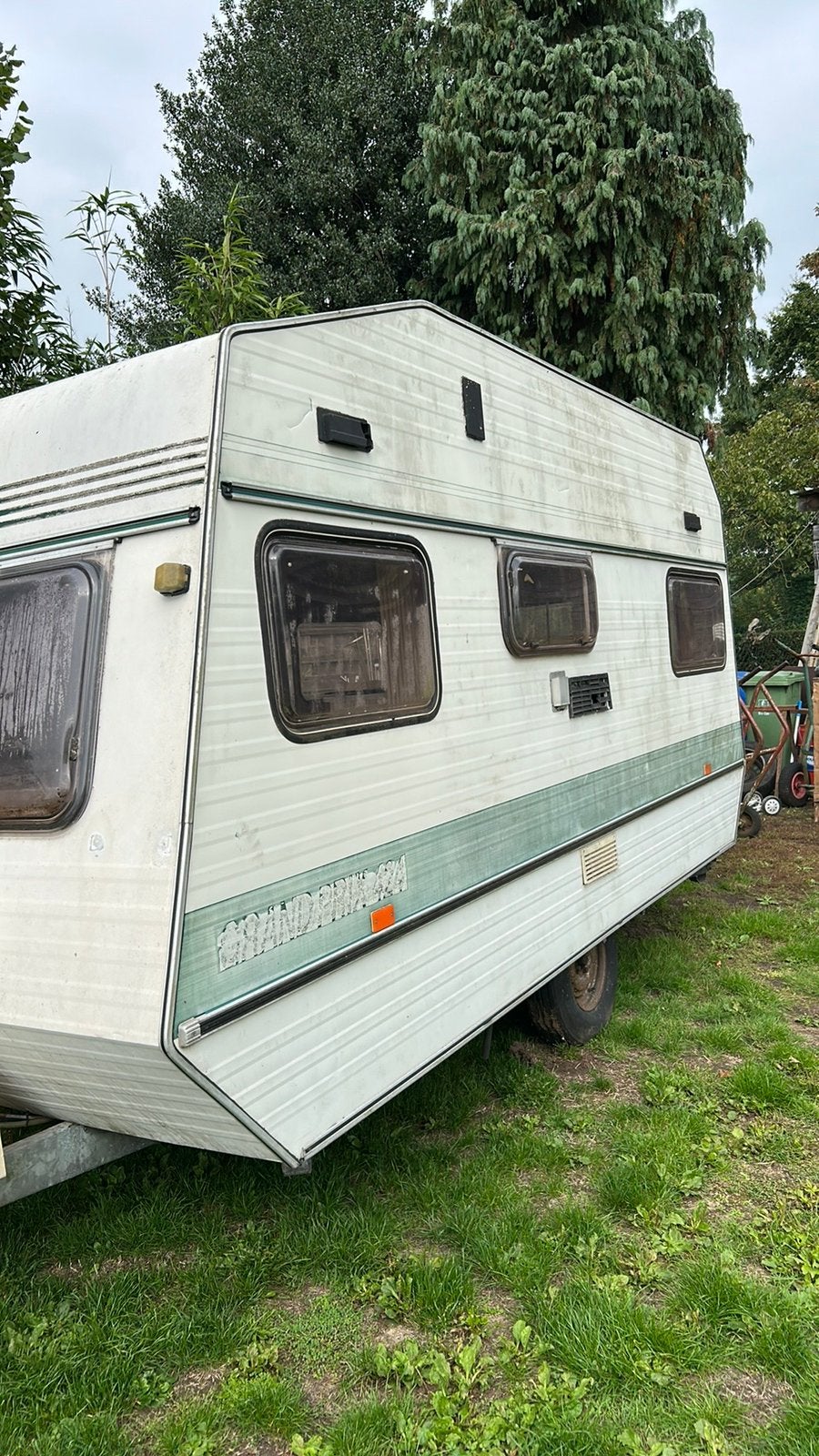 Werfcaravan of voor op weide te zetten.  Zonder papieren, Jusqu'à 4, Chateau, 4 à 5 mètres, 750 - 1000 kg