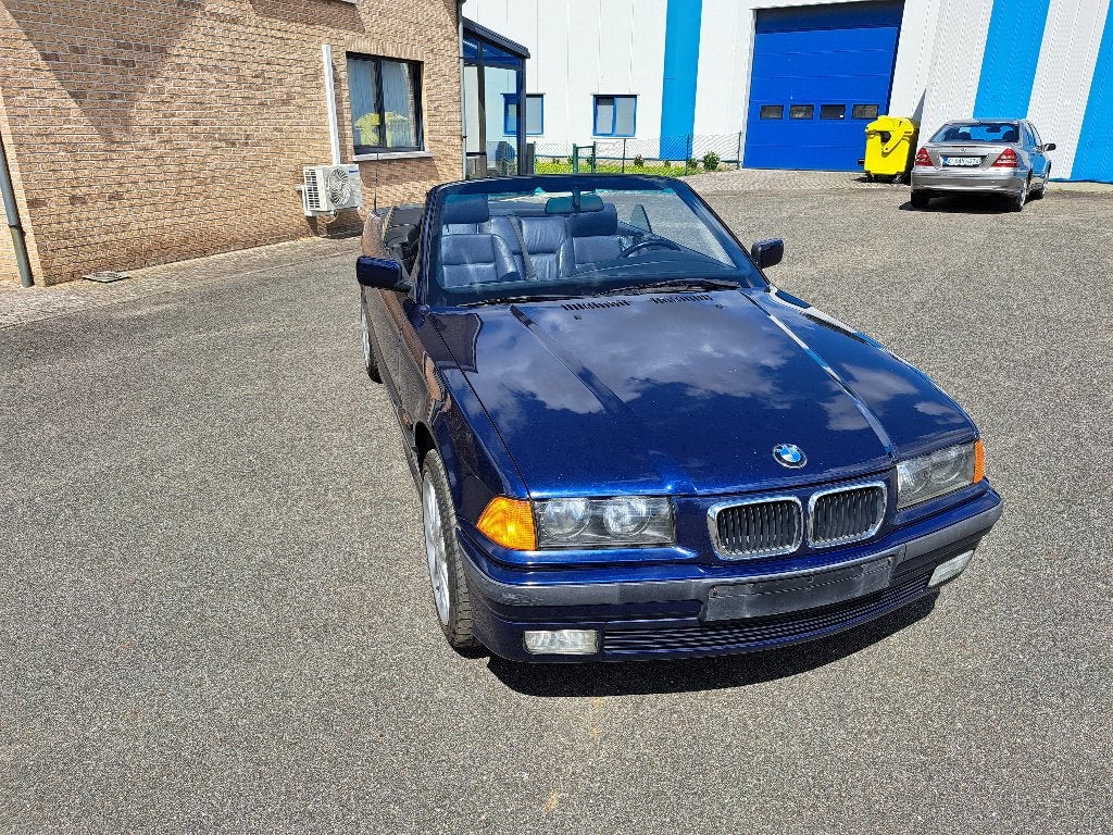 BMW 318i Cabrio 04/1996, foto 2