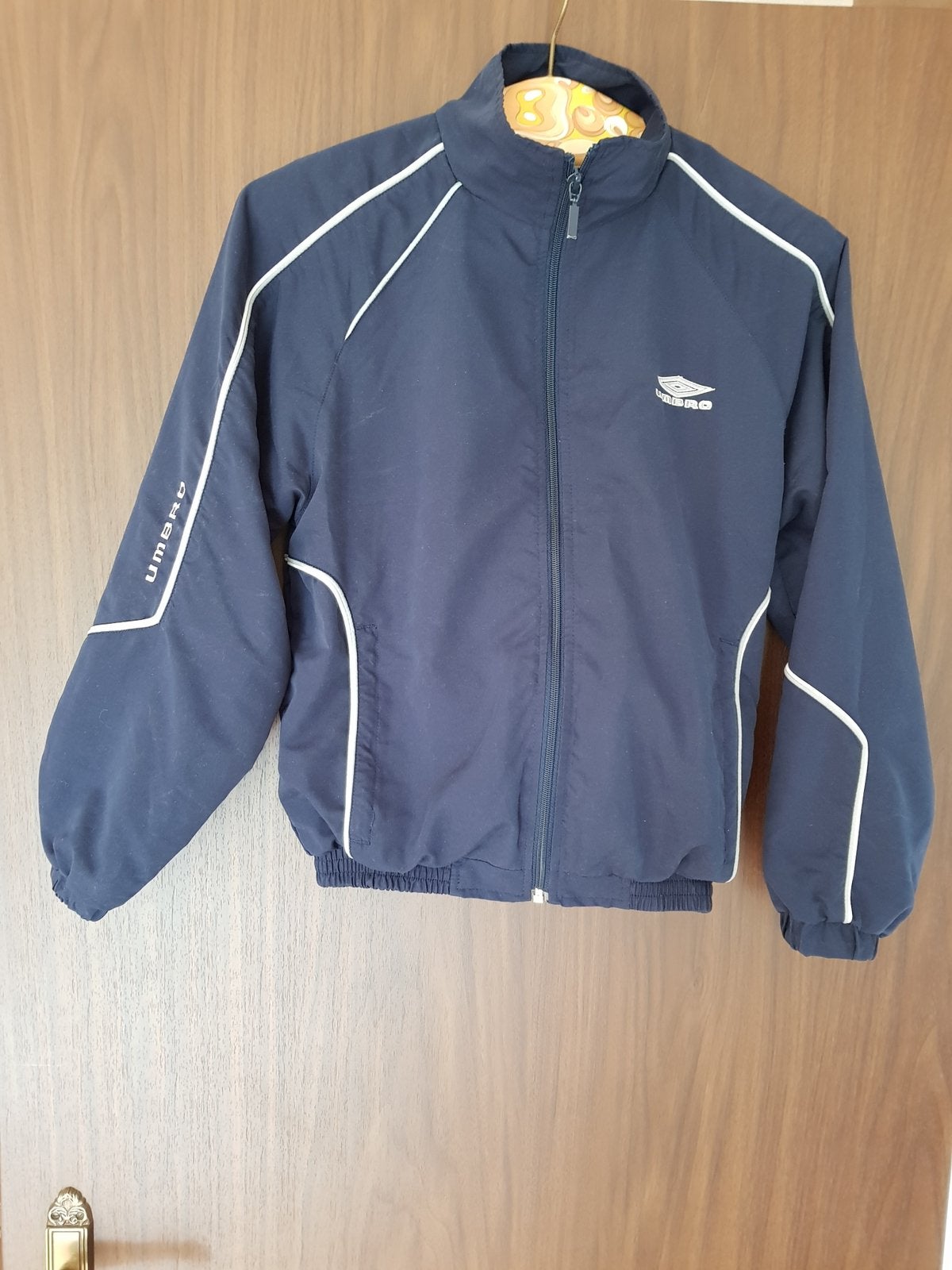 Jas blauw met witte bies, Umbro, maat 134, goede staat, Kinderen en Baby's, Kinderkleding | Maat 134, Ophalen, Zo goed als nieuw