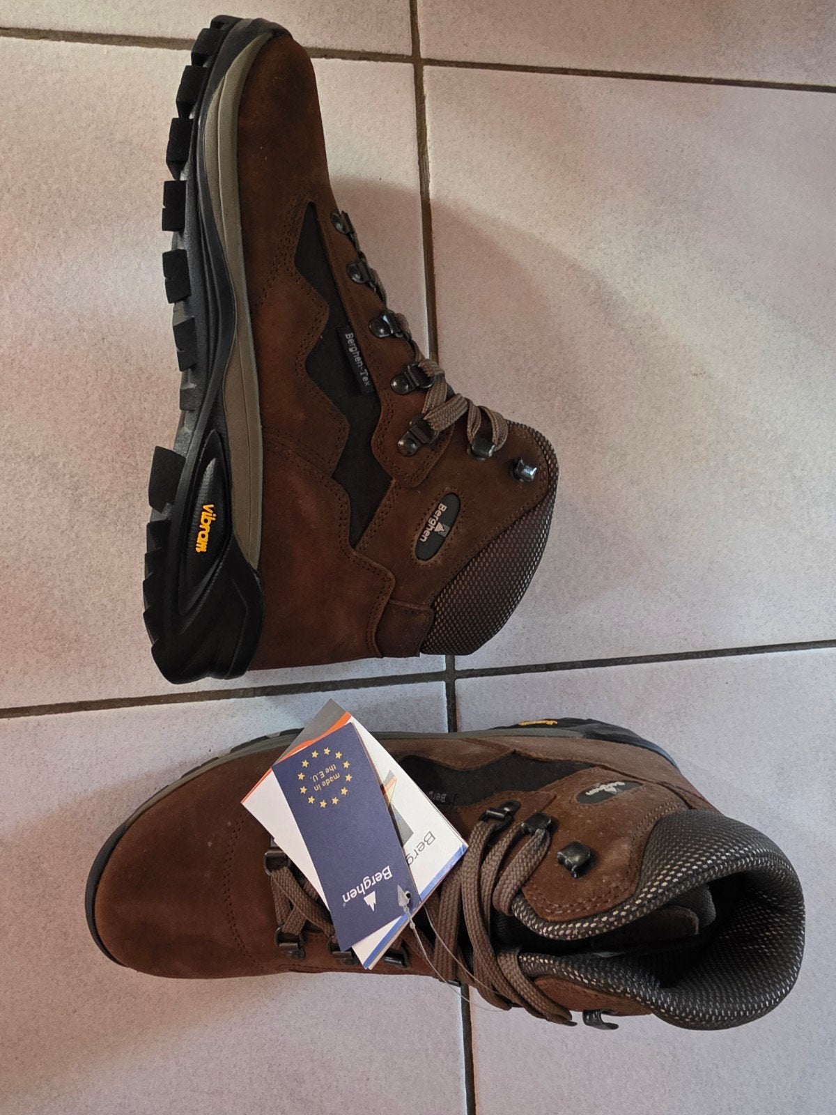 Chaussures de marche neuves beige foncé pointure 43, Ophalen