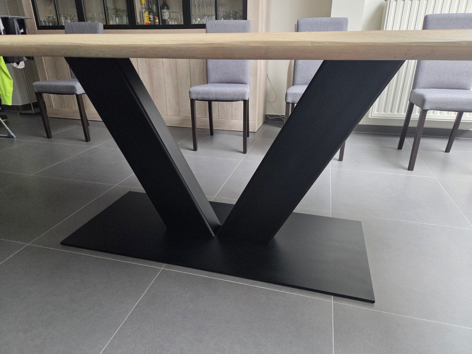 Exclusieve industriële tafel met massief eikenboomstamblad, Huis en Inrichting, Ophalen, Eikenhout