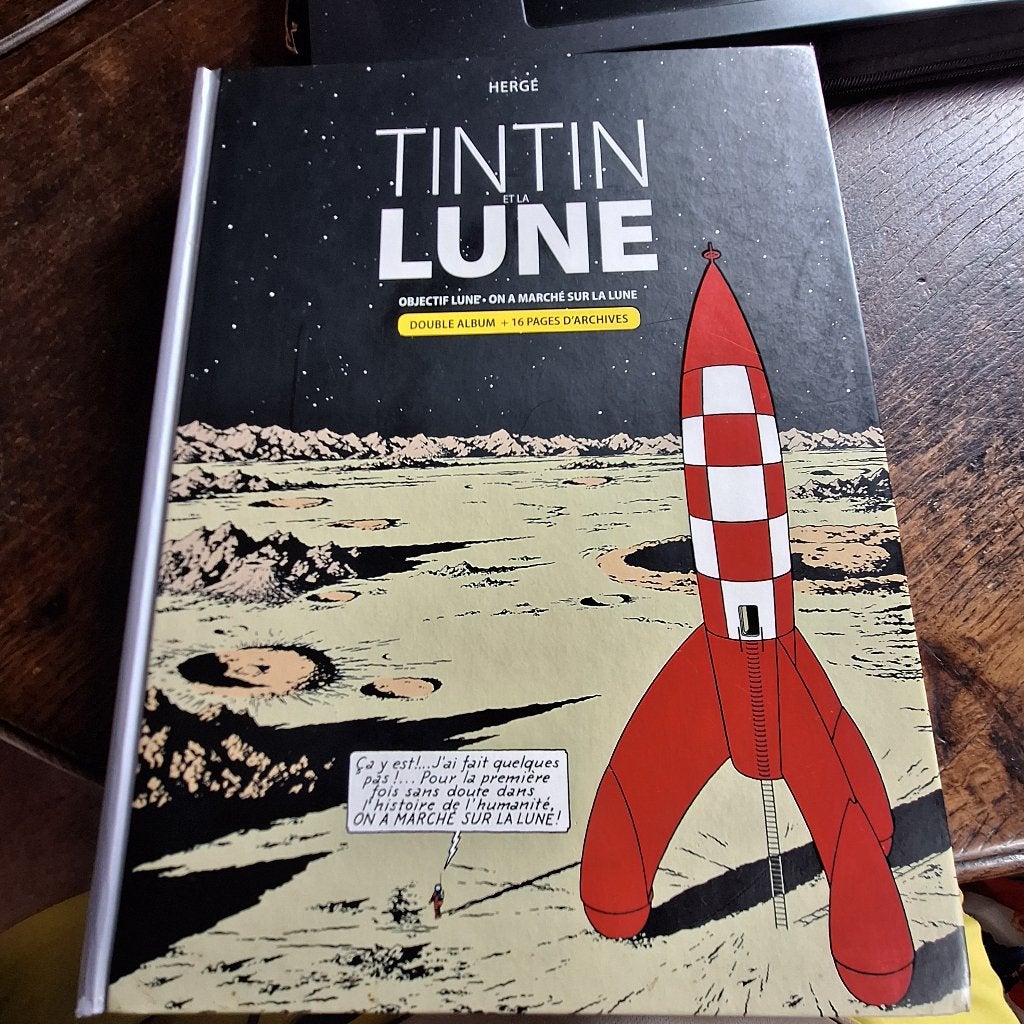 Tintin et la lune double album + 16 pages d'archives, Livres, Enlèvement ou Envoi, Une BD, Comme neuf, Hergé.