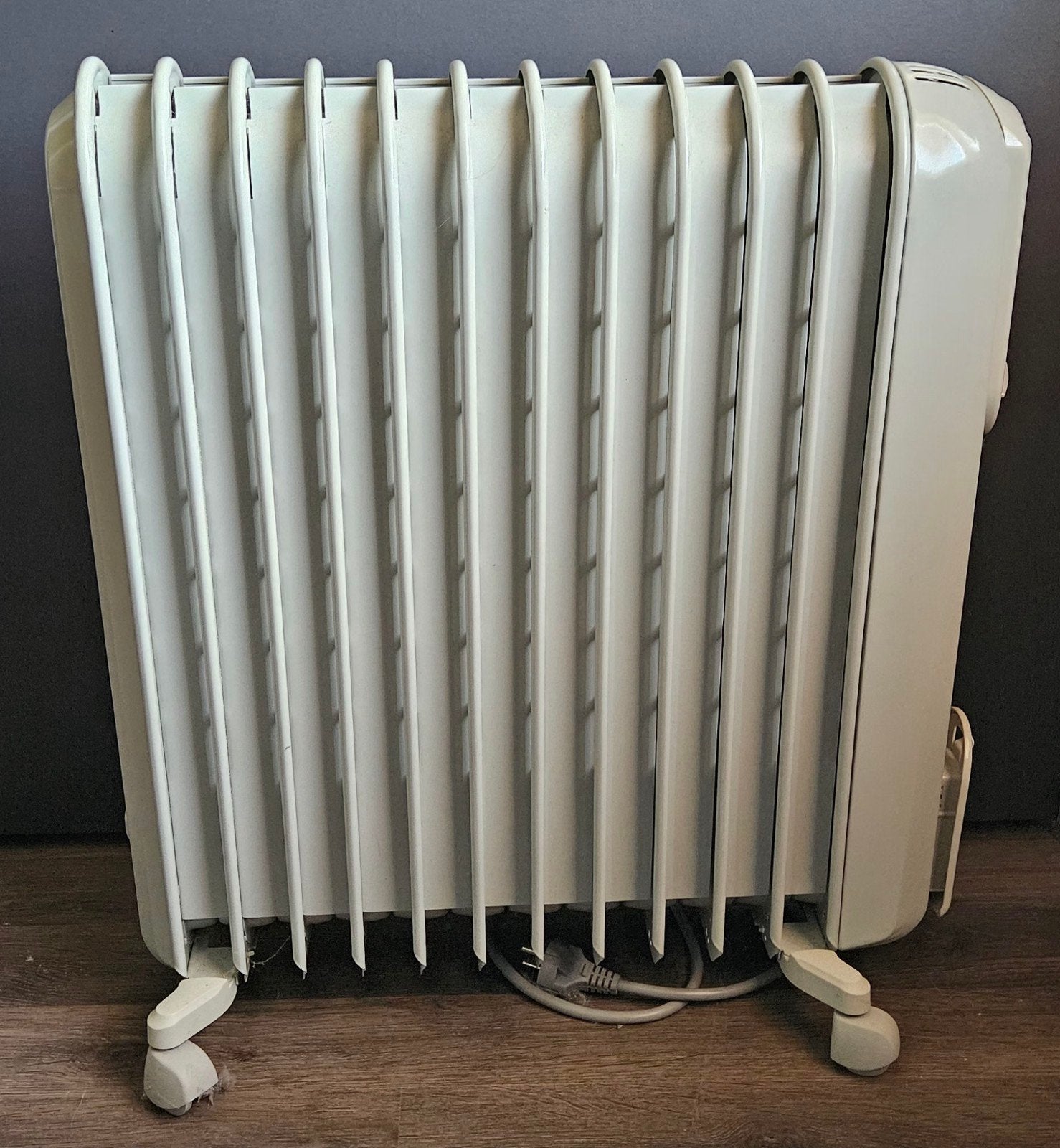 Elektrische radiator DeLonghi 2500W, Doe-het-zelf en Bouw, Ophalen, Radiator, Zo goed als nieuw, 800 watt of meer