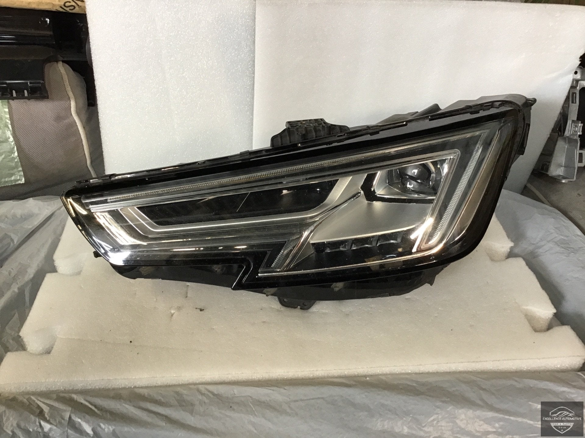 Audi A4 8W 2015-2019 Vol Led koplamp links 8W0941033, Auto-onderdelen, Gebruikt, AUDI AG, Auto-Union-Strasse 1
85045  Ingolstadt, DE