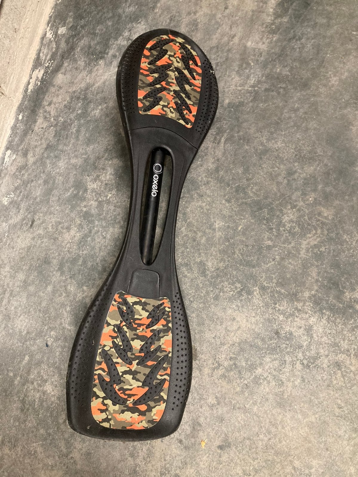 Oxelo Oxeloboard / Waveboard - zwart met camouflageprint, Sport en Fitness, Skateboarden, Gebruikt, Waveboard, Ophalen