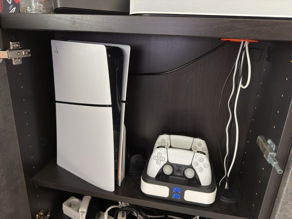 PS5 Slim Disc 1 To + 2 manettes + station de charge + 4 jeux, Enlèvement, Comme neuf, Playstation 5