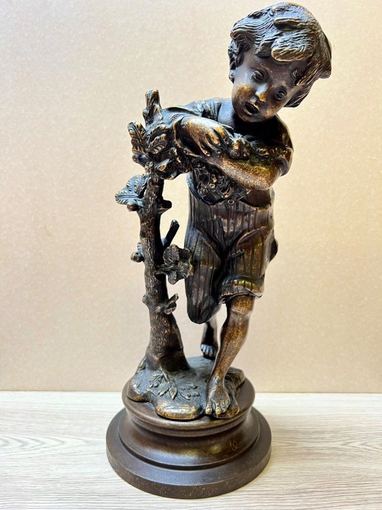 Bronzen beeld "Le Dénicheur" (Boy Leaning on Tree), Enlèvement, Bronze