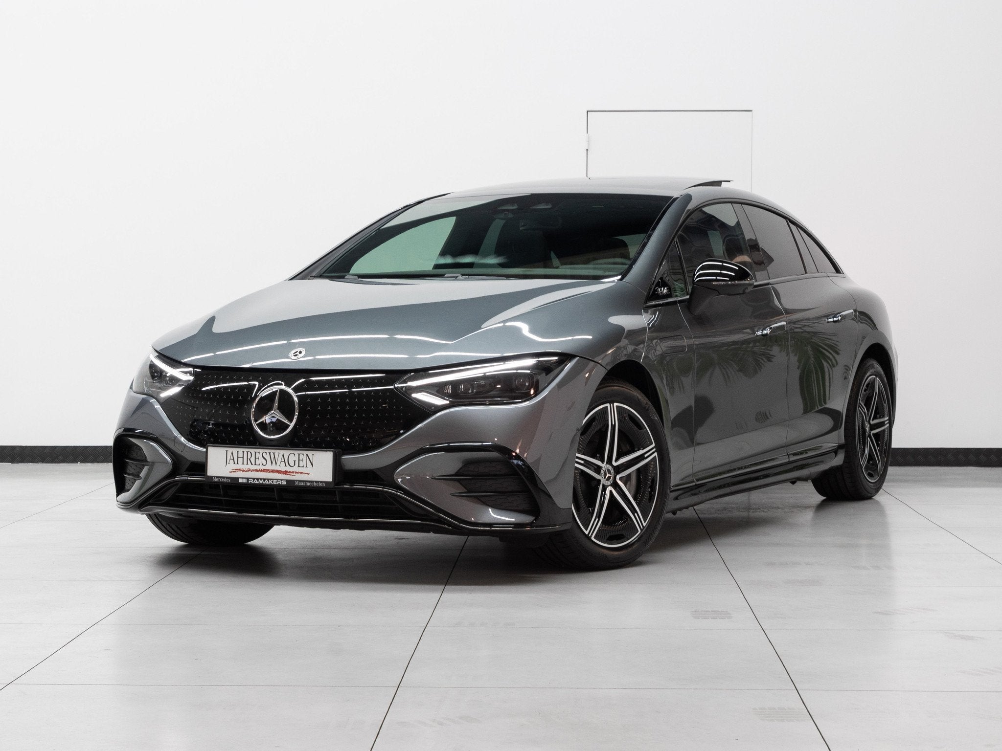 Mercedes-Benz EQE 350 4Matic AMG Premium Night PANO Achteras, Auto's, Automaat, 4 deurs, Gebruikt, Zwart