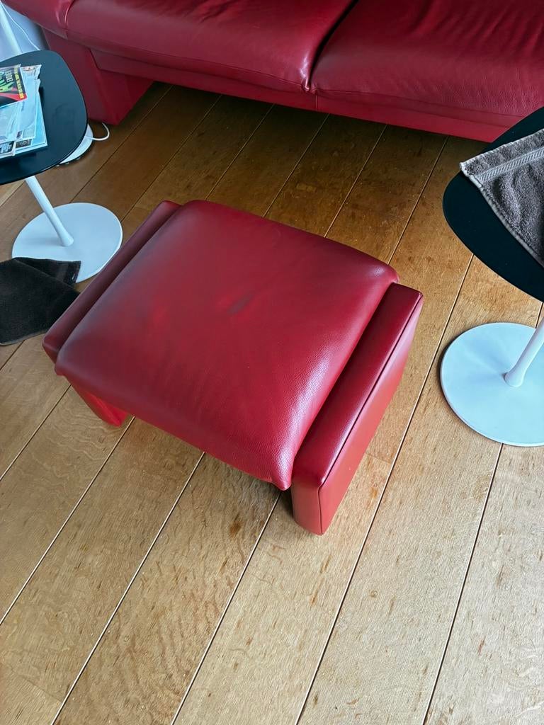 Divan in rood leder en voetbankje, Trois personnes, Banc droit, Enlèvement, Utilisé