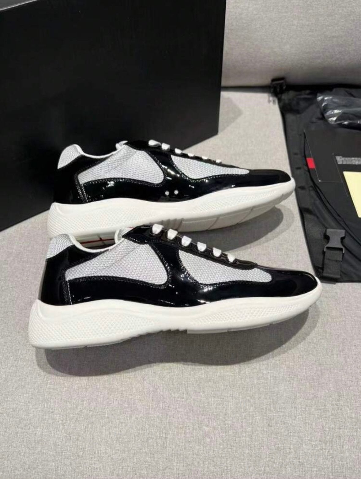 Prada Sneakers - Zwart/Wit, Vêtements | Hommes, Chaussures, Comme neuf, Prada, Baskets, Noir