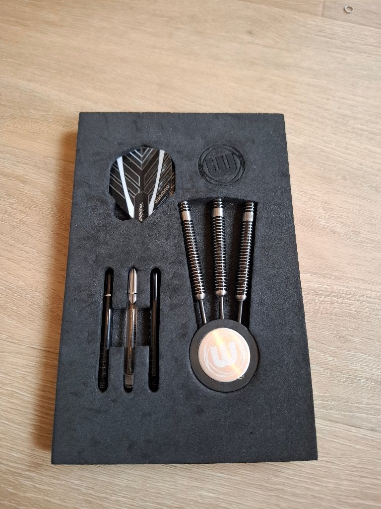 Winmau Blackout 23 gram darts, Sport en Fitness, Darts, Ophalen of Verzenden, Gebruikt, Pijlen