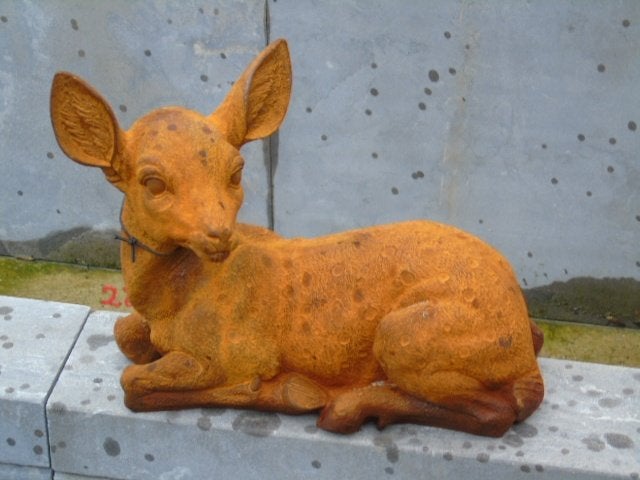 Roestig gietijzeren beeld van een liggend reekalf, Tuin en Terras, Ophalen of Verzenden, Nieuw, Metaal, Dierenbeeld