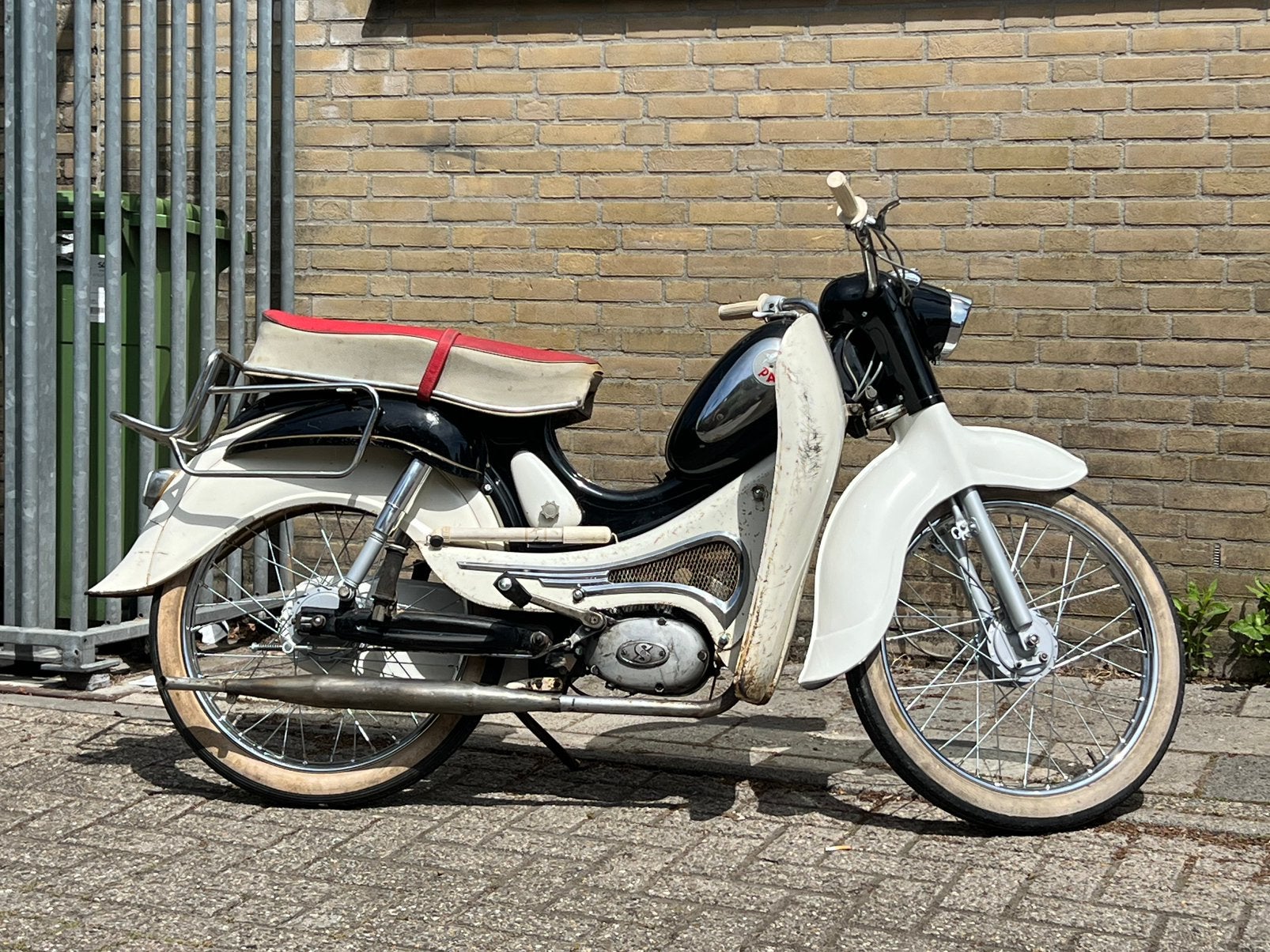 Pax bromfiets, Ophalen
