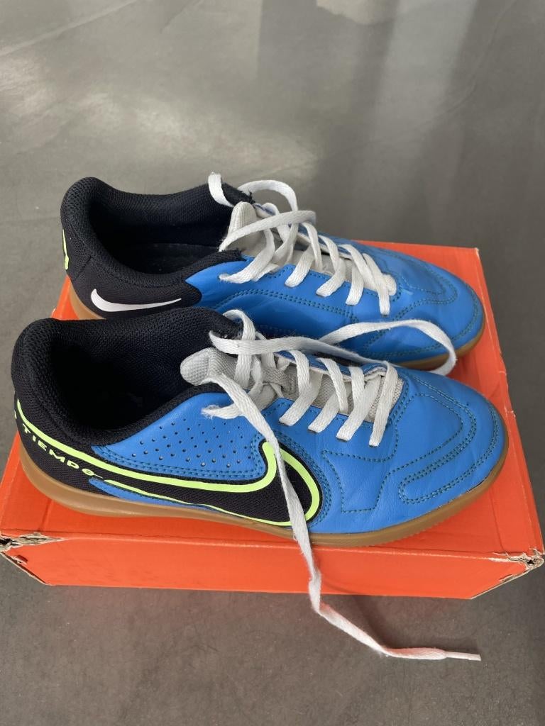 Blauwe zaalvoetbalschoenen van NIKE maat 34, Kinderen en Baby's, Kinderkleding | Schoenen en Sokken, NIKE, Sportschoenen, Ophalen of Verzenden