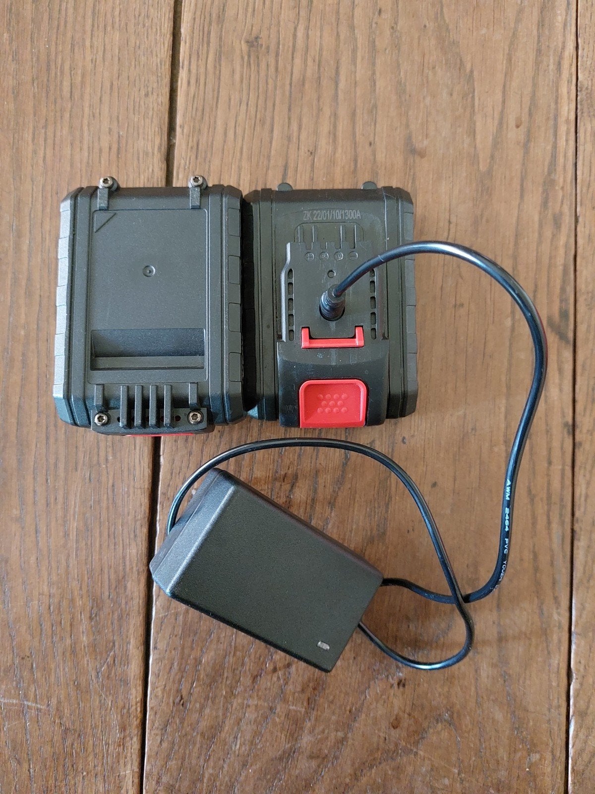 2 accu's +oplader, Ophalen of Verzenden