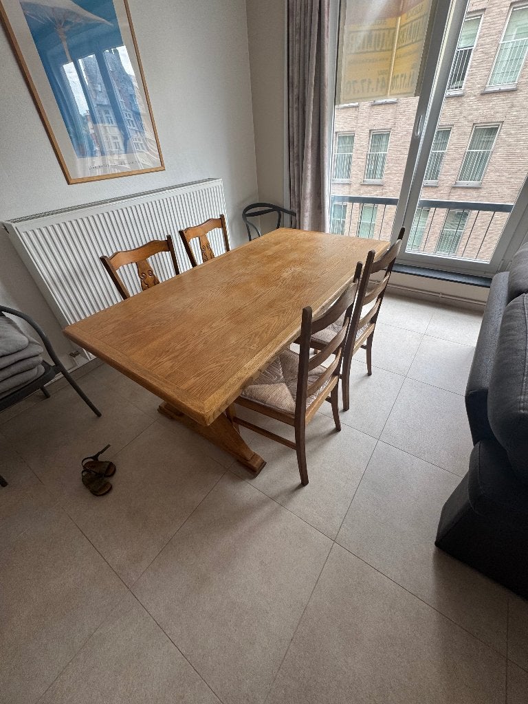 Table en chêne avec 4 chaises – très bon état, Enlèvement