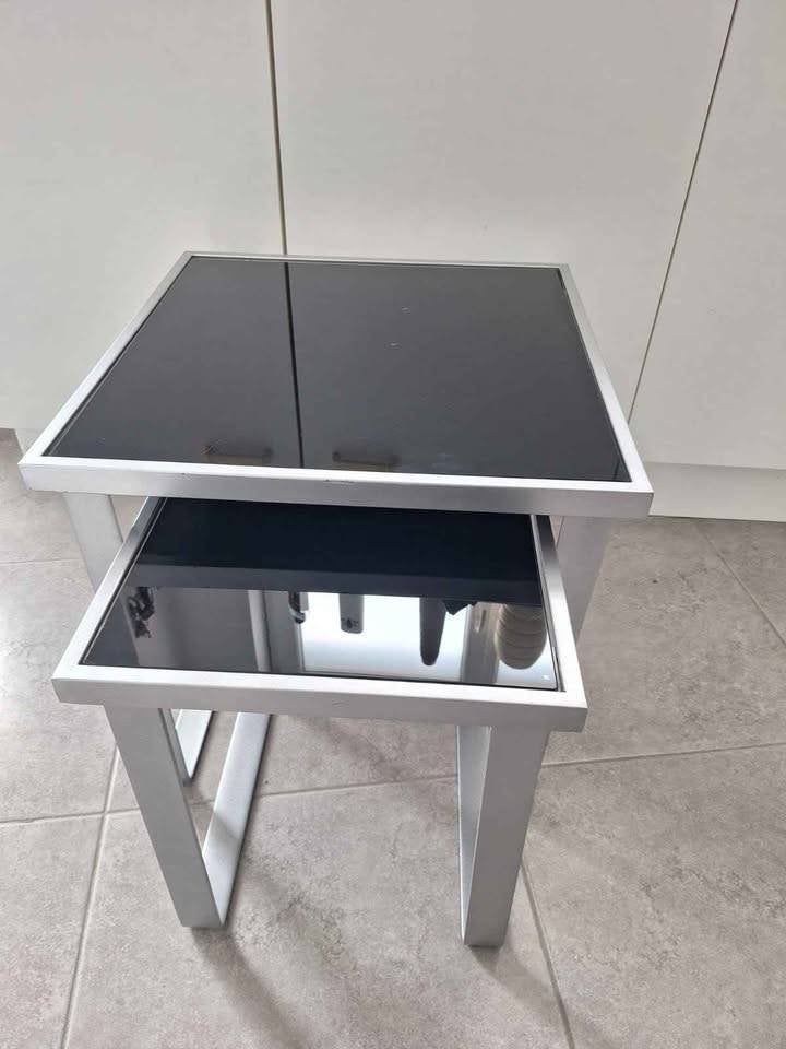2 tables gigognes en verre noir et métal – Excellent ETAT, Maison & Meubles, Tables | Tables de salon, Comme neuf, 5 – 50, Moins de 50 cm