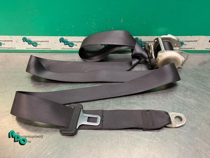 Ceinture de sécurité arrière gauche d'un Toyota Yaris (Ya, -, 3 mois de garantie, Toyota, Utilisé