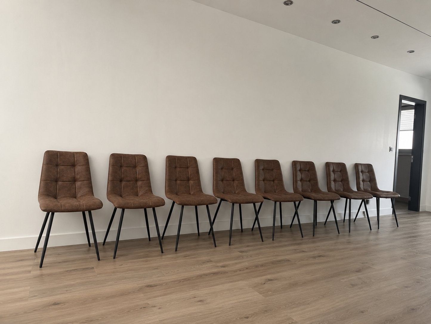Bruine eetkamer stoelen te koop, Huis en Inrichting, Ophalen of Verzenden, Zo goed als nieuw