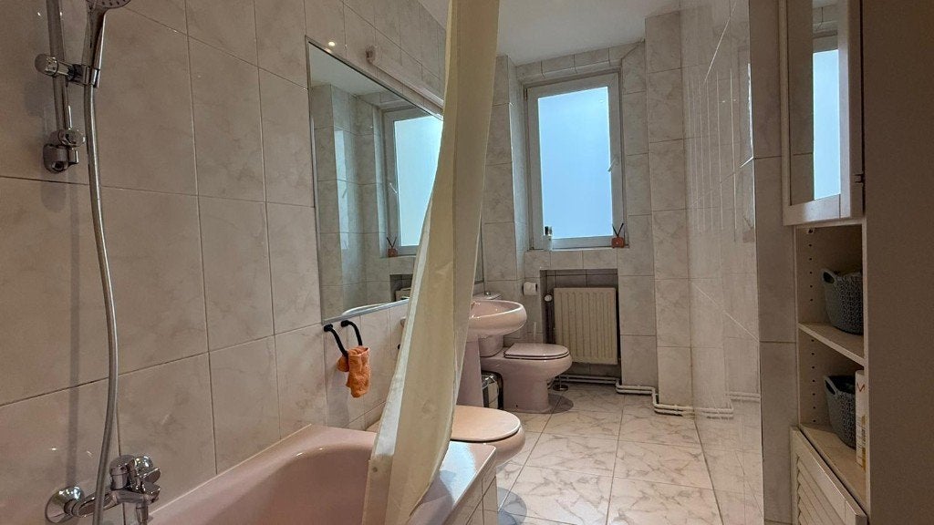 Salle de bain gratuite à récupérer à Bruxelles, Maison & Meubles, Lavabo ou Évier, Moins de 100 cm, 100 à 150 cm, Enlèvement