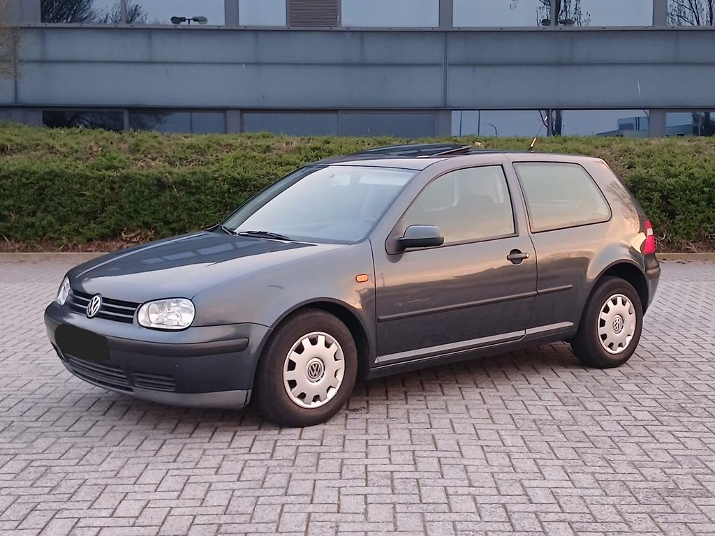 Volkswagen golf 4, Auto's, Voorwielaandrijving, 4 cilinders, Zilver of Grijs, Stadsauto