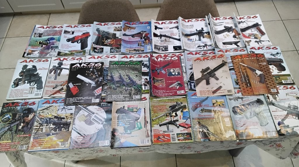 Groot lot AK-56 wapenmagazines 28 jaargangen 141 stuks., Enlèvement ou Envoi, Autres, Livre ou Revue