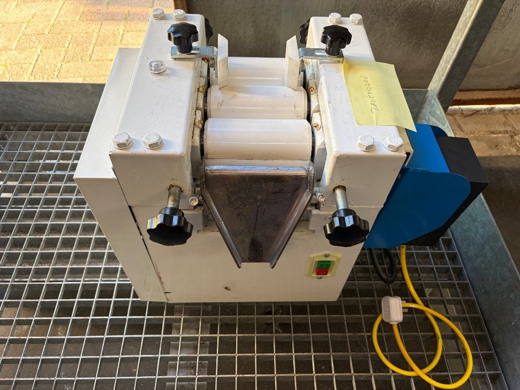 Laboratorium driewalsmolen / Three Roll Mill – Watergekoeld, Enlèvement