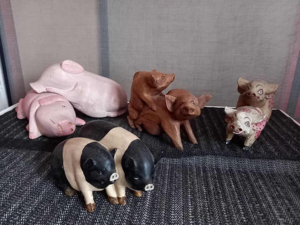 strooien varkens/houten beelden, koffer in boekvorm vanaf 1€, Ophalen
