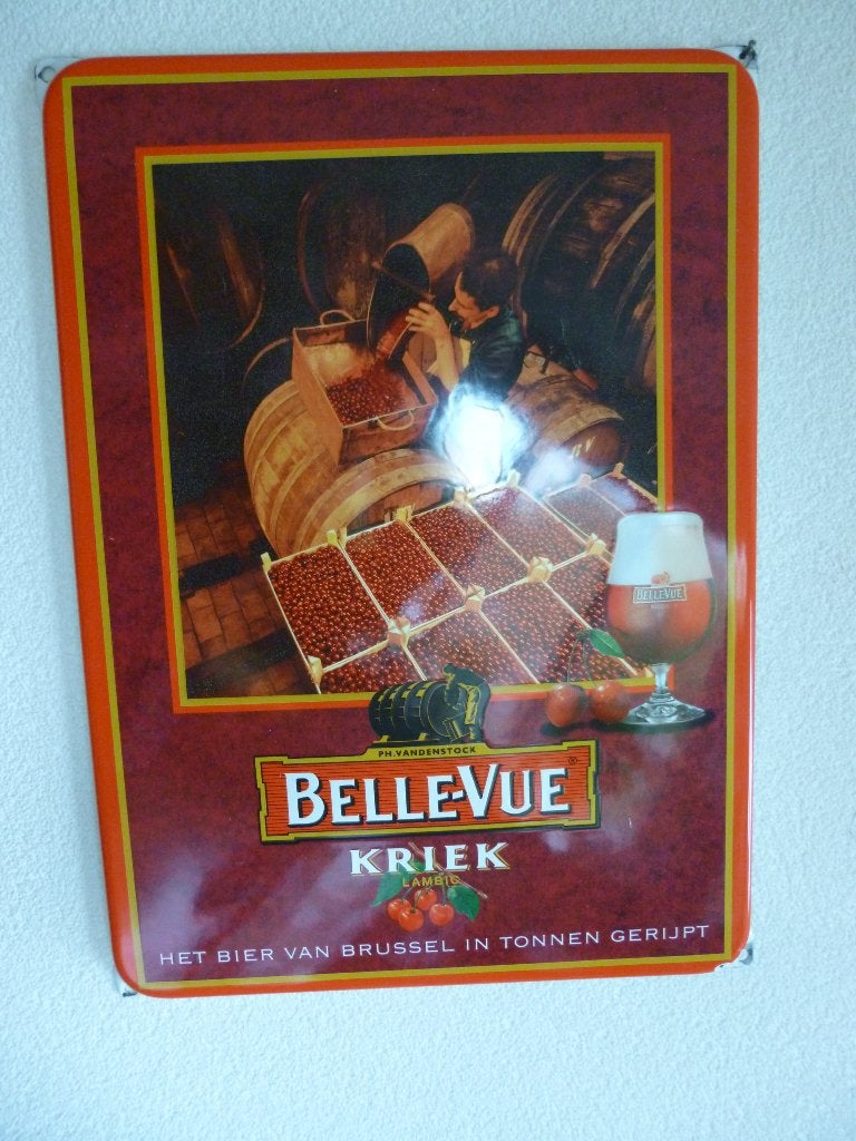 EMAILLE RECLAMEBORD"BELLEVUE KRIEK BIER"UIT JAREN 80/90, Enlèvement ou Envoi, Utilisé, Panneau publicitaire