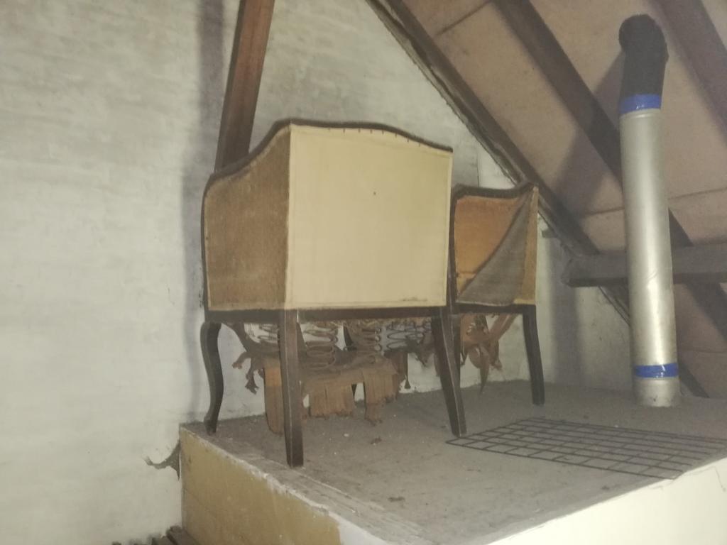 oude zetel stoelen te restaureren, Ophalen