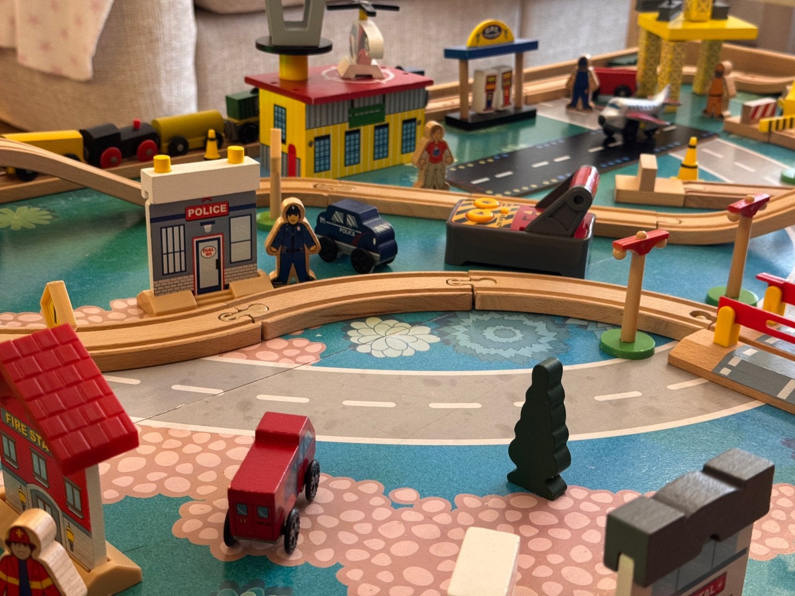 KidKraft Ensemble Table Circuit de Train en Bois Adventure, Tickets en Kaartjes