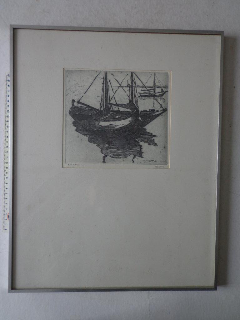 gestyleerde ets van Leon Smets "Twee vissersboten", Antiek en Kunst, Ophalen, Ingelijst, Landschap, 1950 - 1999