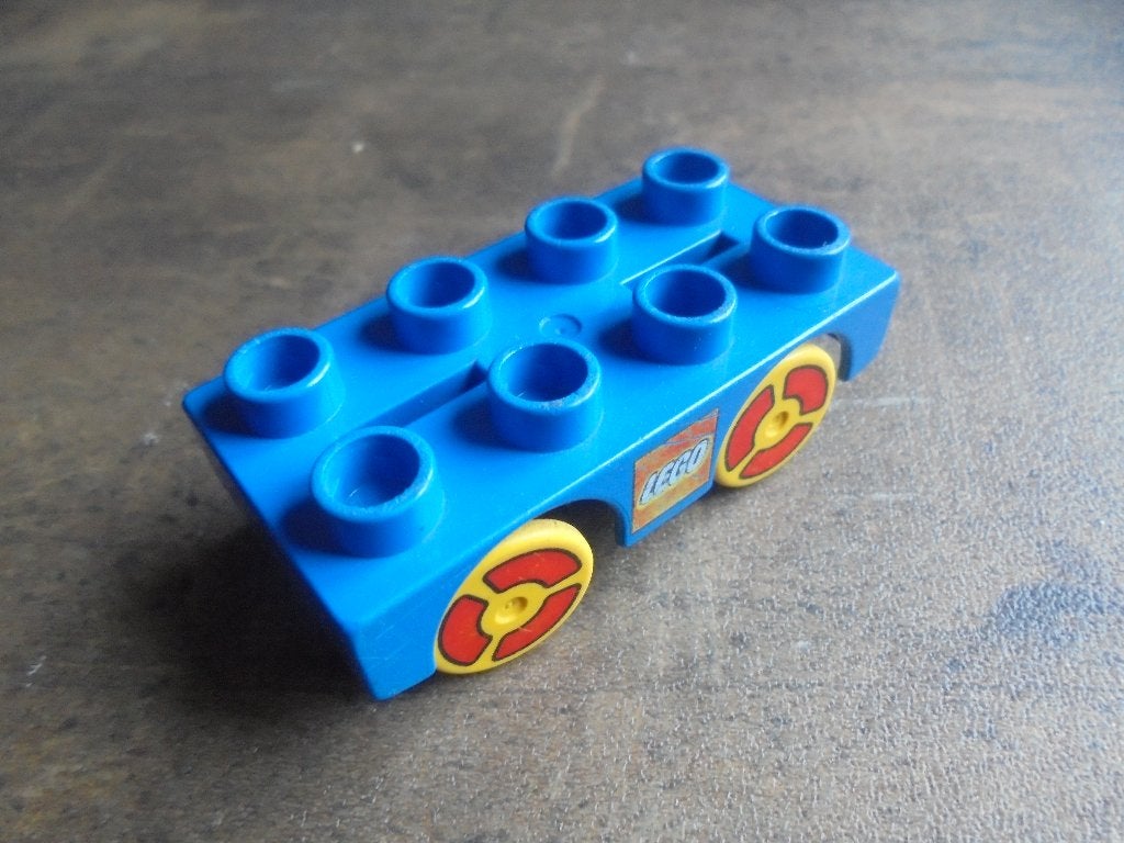 Lego Duplo Car Base 2x4 with Yellow Wheels (zie foto's), Enlèvement ou Envoi, Utilisé, Briques en vrac, Duplo