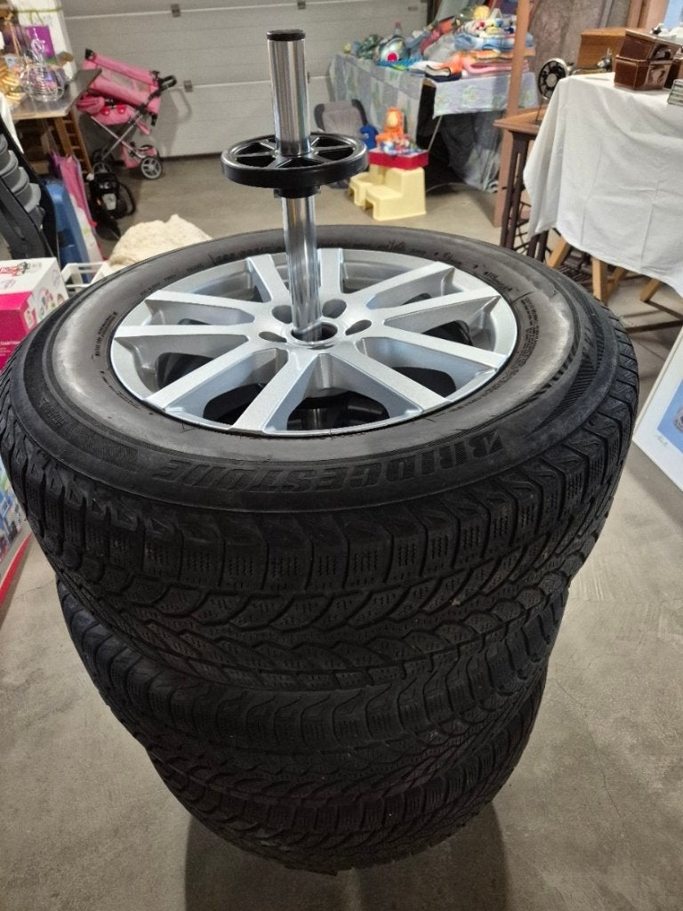 4 wielen 235 / 65 R17 met velgenboom, Auto-onderdelen, Banden en Velgen, Gebruikt, Banden en Velgen, 17 inch, Winterbanden