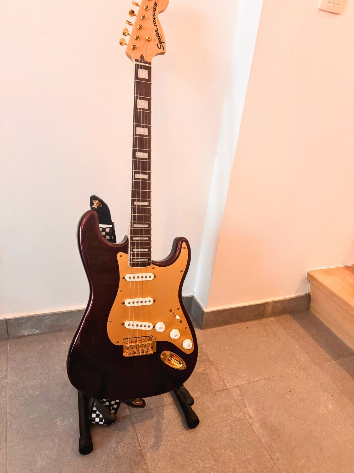 Squier Stratocaster 40th Anniversary (2022) + accessoires, Musique & Instruments, Enlèvement, Comme neuf, Solid body, Fender
