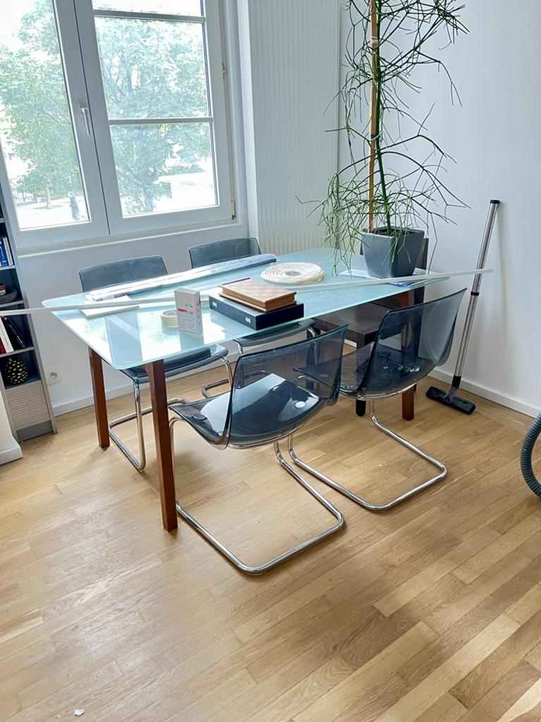 Table à manger plus 4 chaises transparentes 120€, Enlèvement ou Envoi, Comme neuf