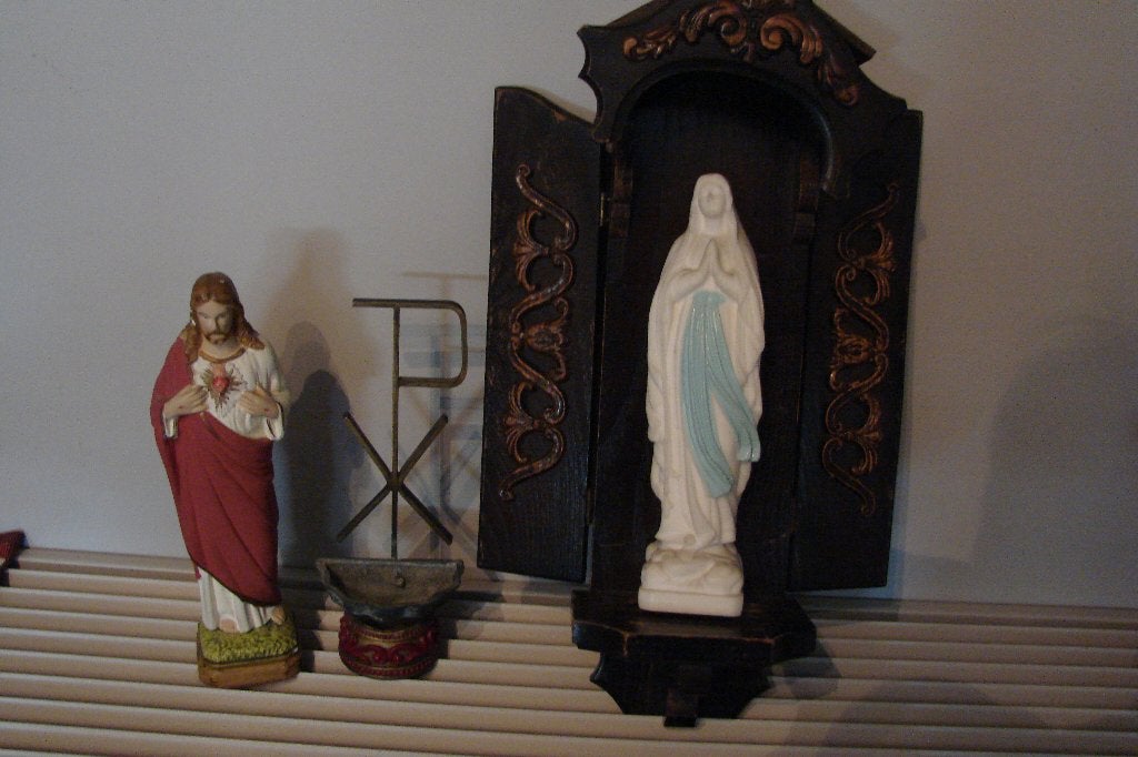religieus beeldjes muurkastje en wijwatervatje, Ophalen