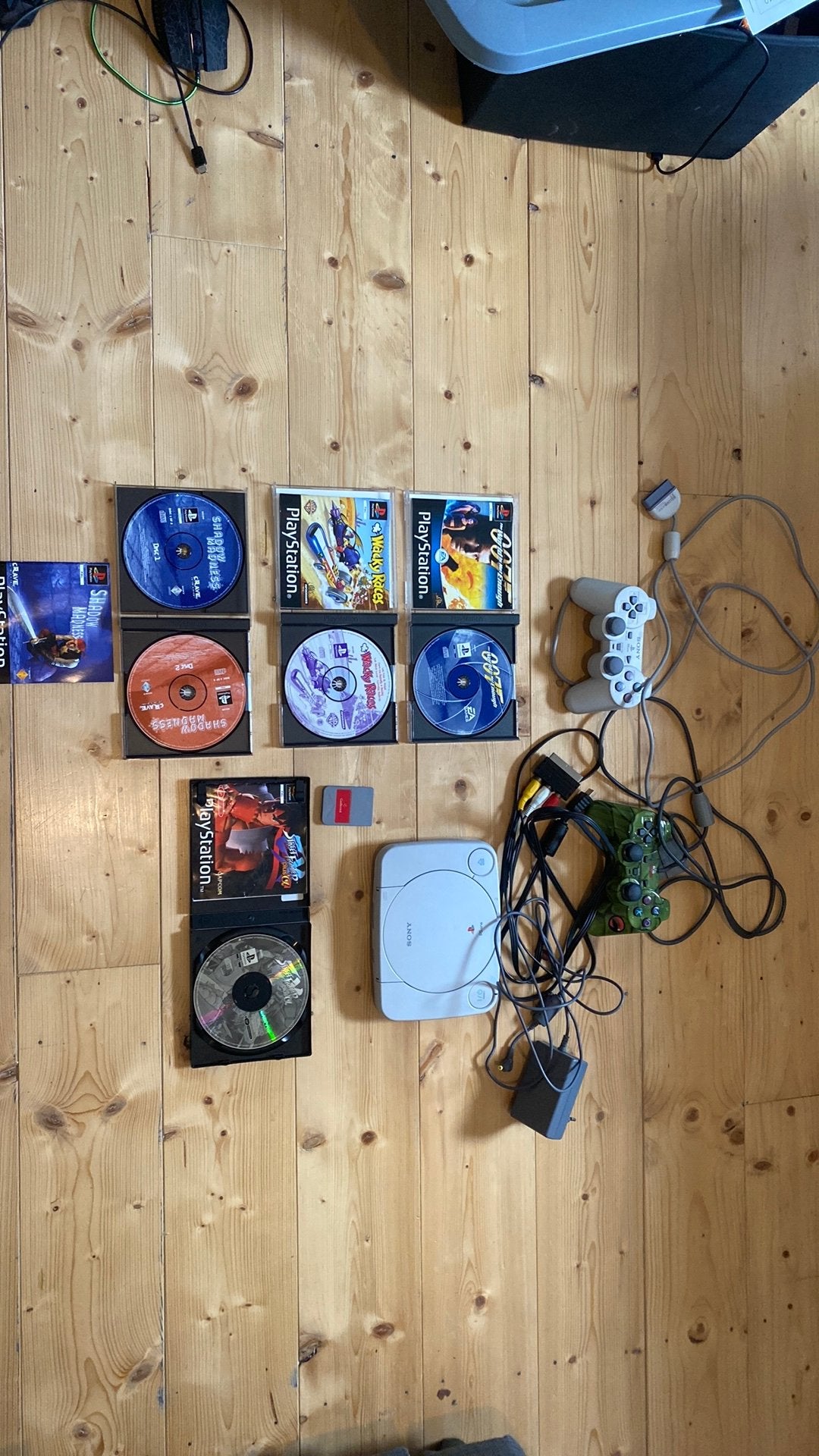 Ps1 + 4 games, 2 controllers en kabels, Ophalen of Verzenden, Zo goed als nieuw, Met 2 controllers, Met games