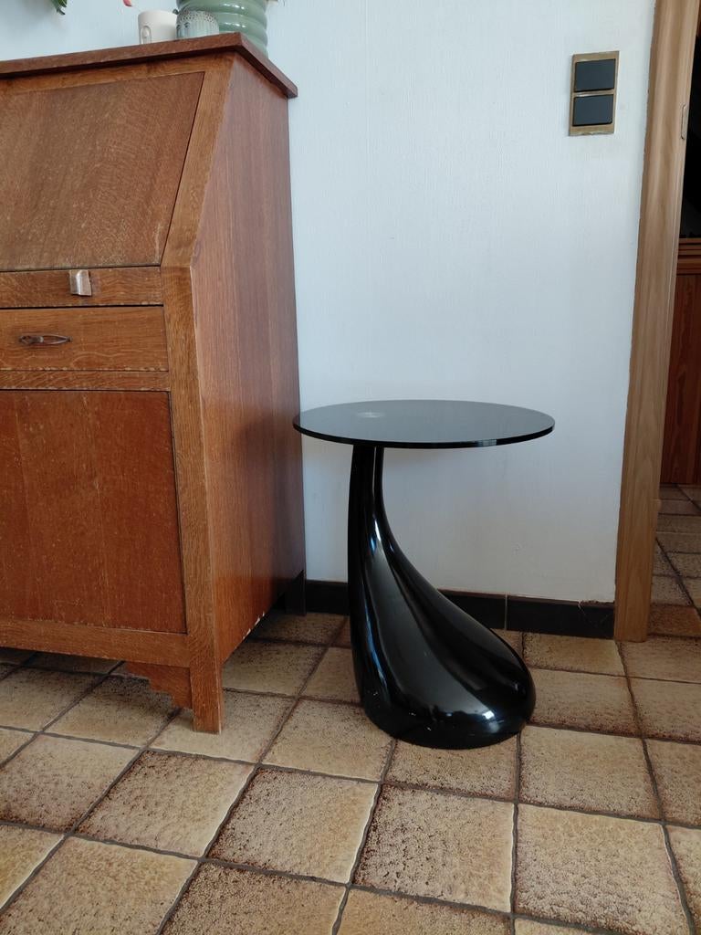 Dryppelvormig bijzettafel, Enlèvement
