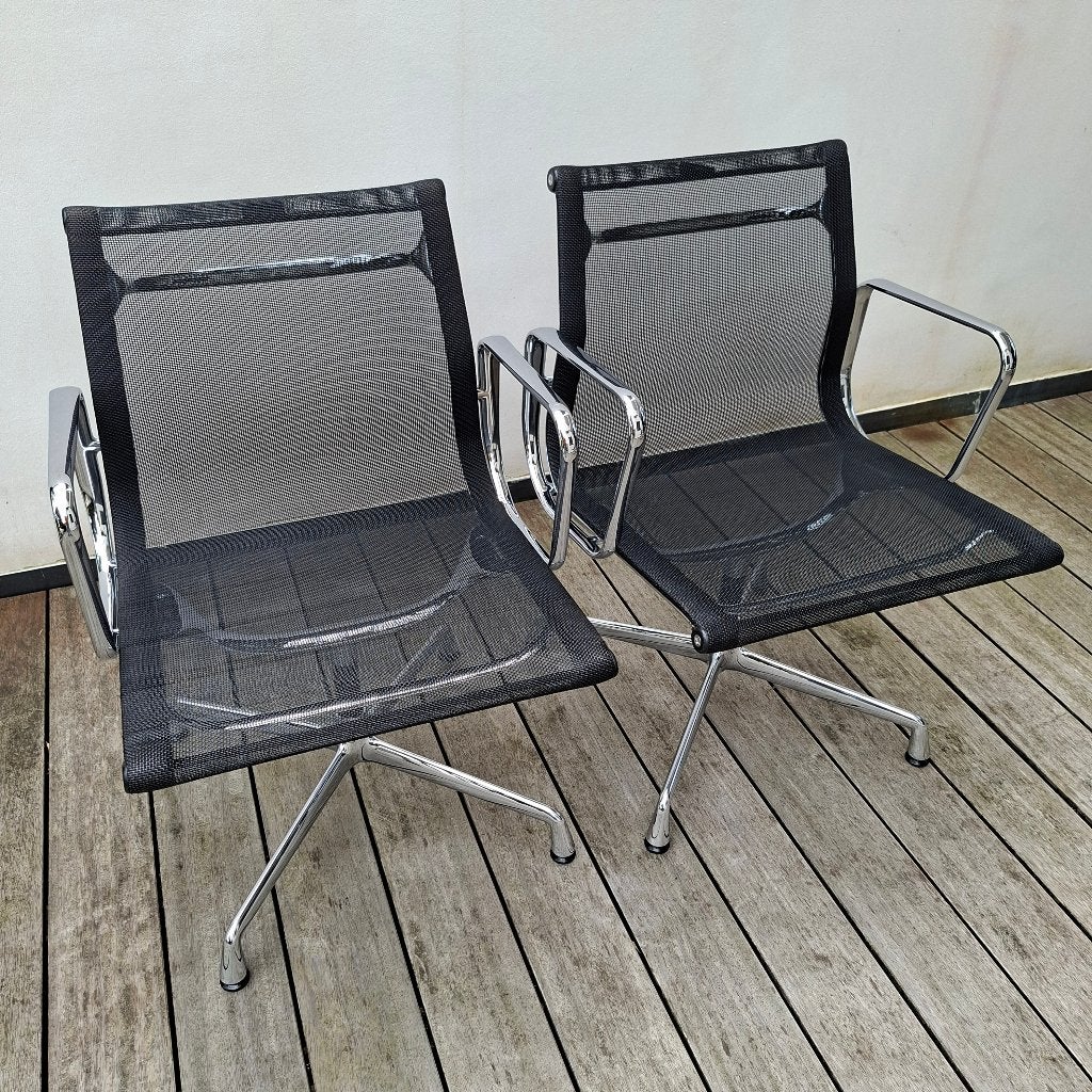 2 stoelen EA108 Charles & Ray Eames editie Vitra, Huis en Inrichting, Ophalen, Gebruikt
