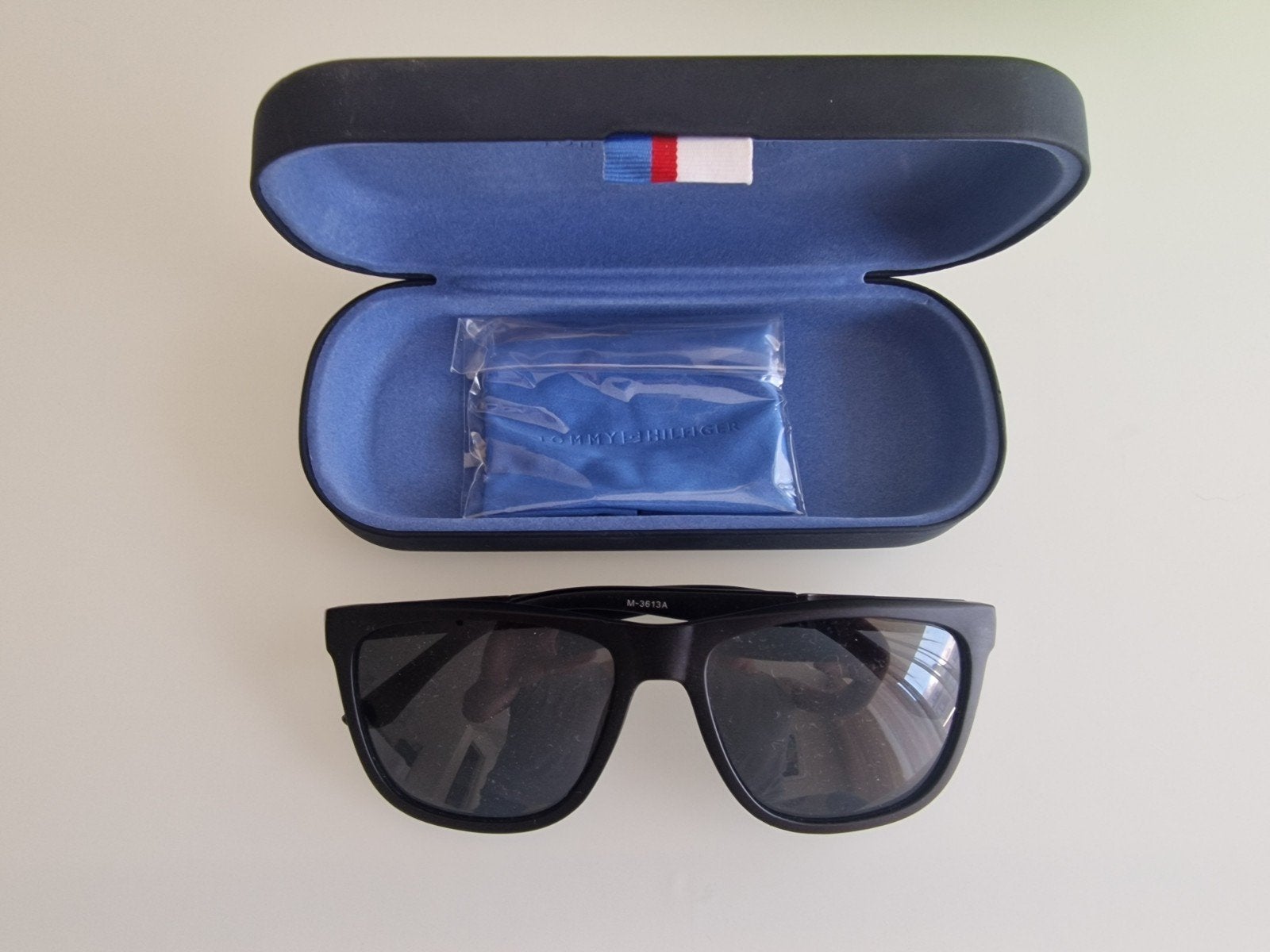 Tommy Hilfiger zonnebril winkel prijs 149 €, Bijoux, Sacs & Beauté, Enlèvement ou Envoi, Lunettes de soleil